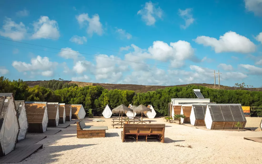 The outdoor area offers you camping vibes in the middle of the Algarve