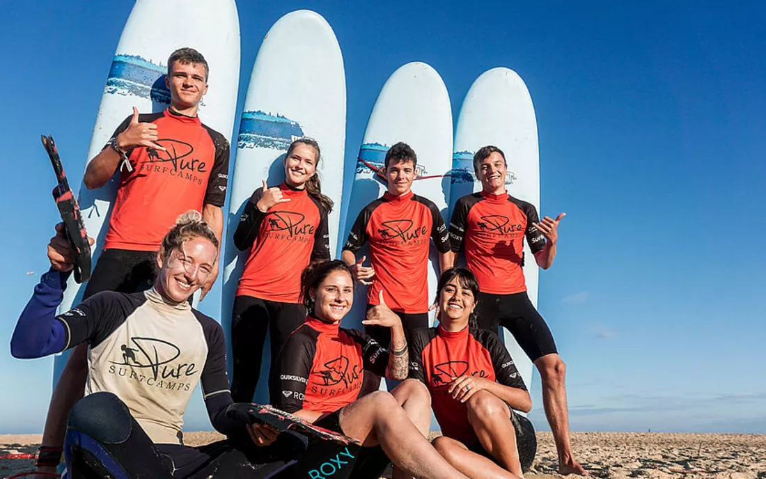 Surfkurs mit Surflehrer beim Surfen lernen am Strand