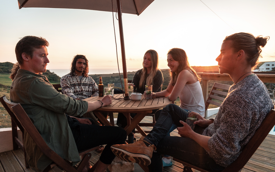 Gemeinsam an der Sunset Surf Lodge Bar den Sonnenuntergang genießen