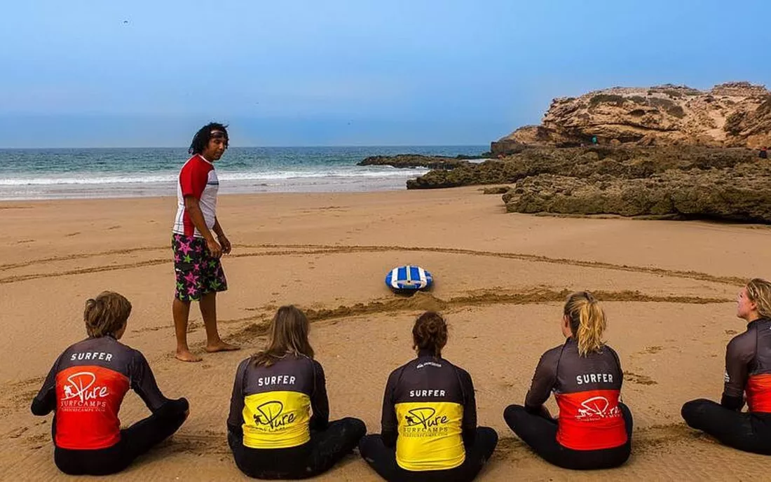 Surflehrer mit Surfkurs am Strand