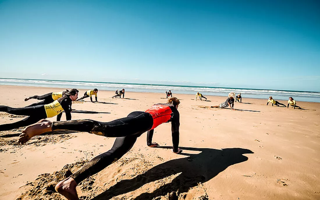 Surfschule beim Warm Up am Strand