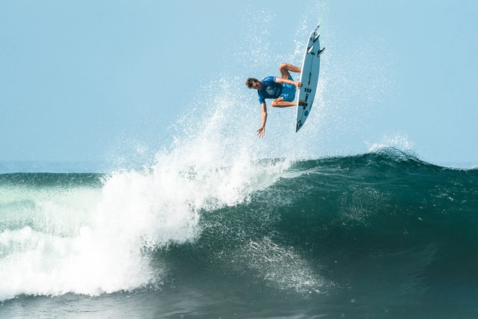 Leon Glatzer qualifiziert sich beim Surfen für Olympia 2021 in Tokio