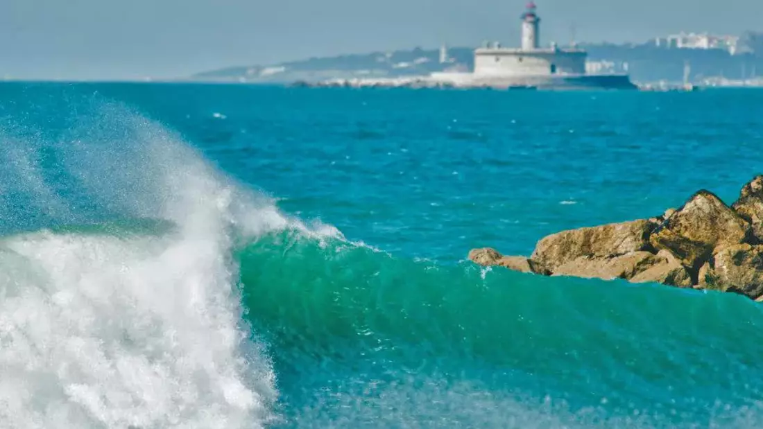 There are numerous surf spots on the Costa da Caparica