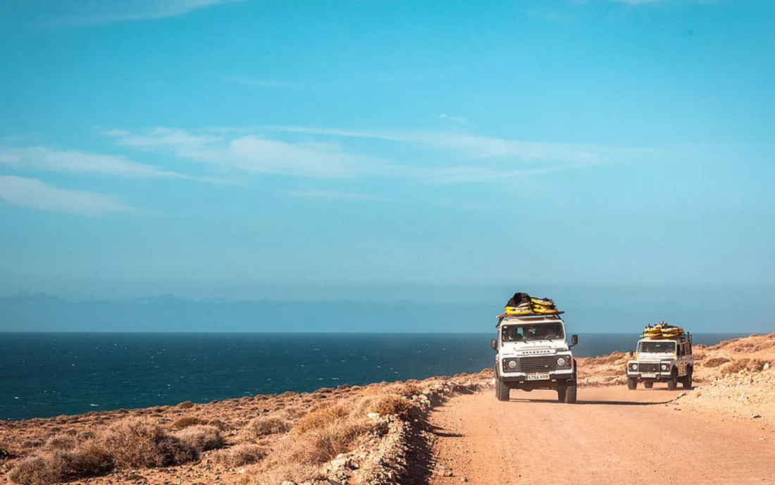 Jeep auf Küstenstrasse auf Fuerteventura