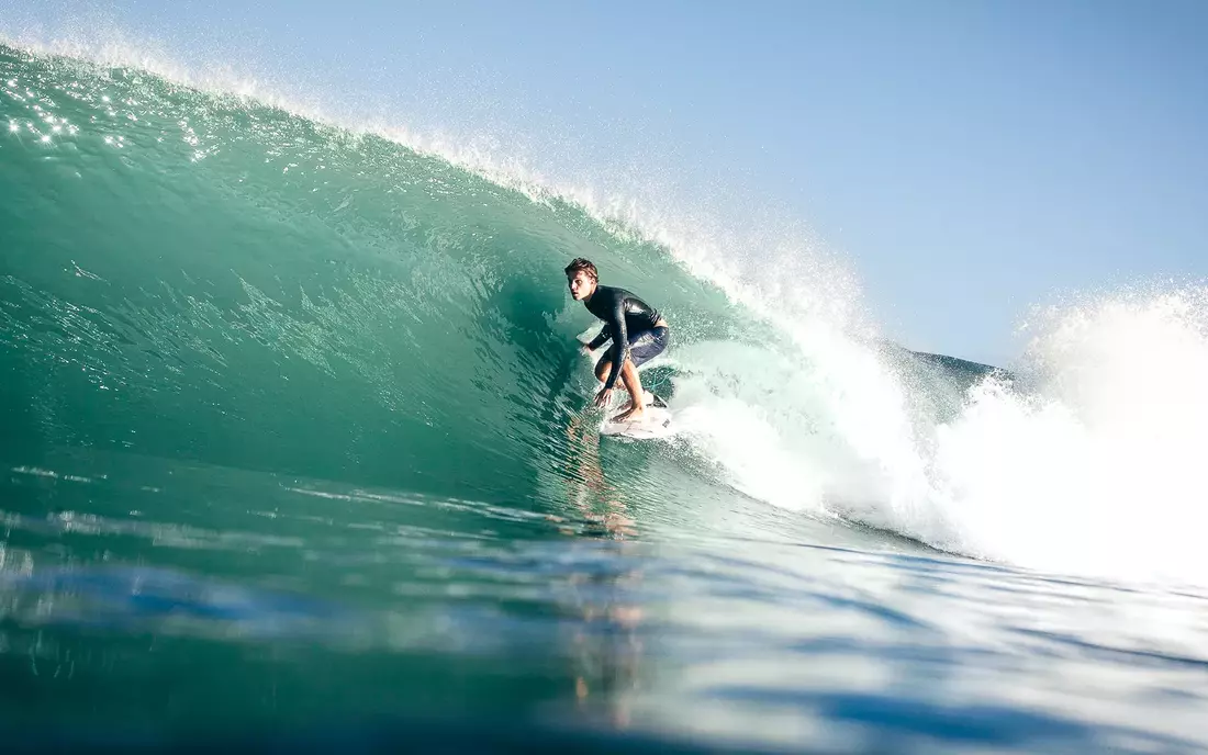 Lenni Jensen beim Surfen in Frankreich