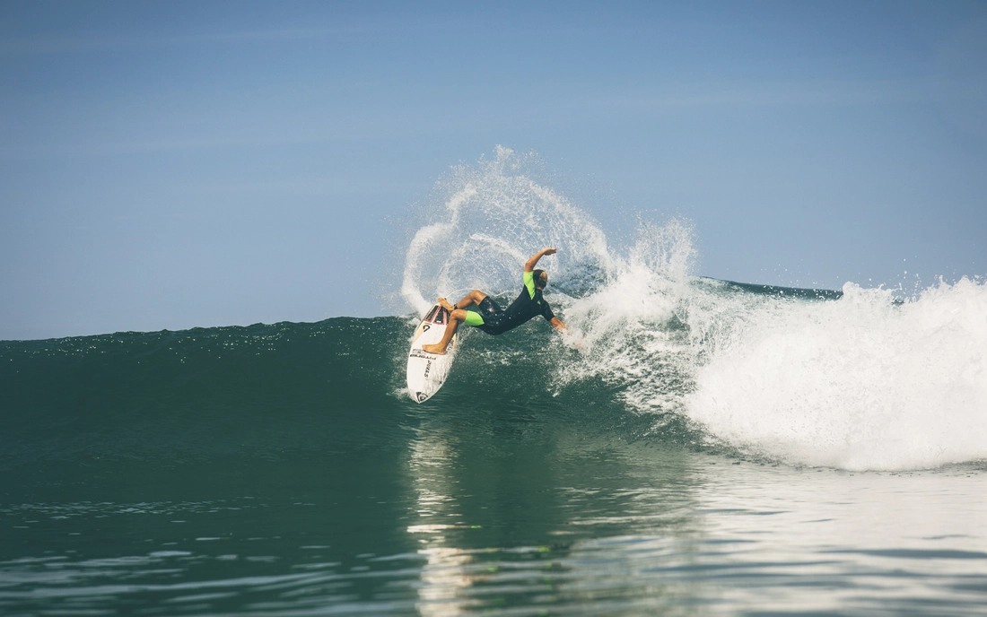 Lenni Jensen beim Surfen in Frankreich