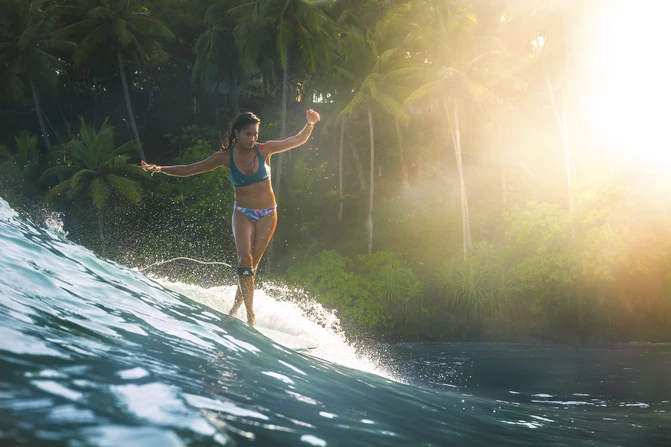 Surferin auf Longboard beim Surfen