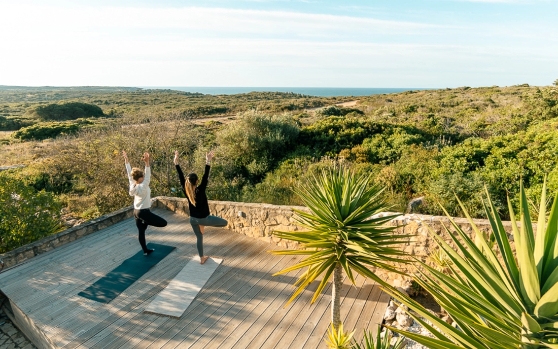 Yogadeck mit Meerblick der Surflodge Portugal