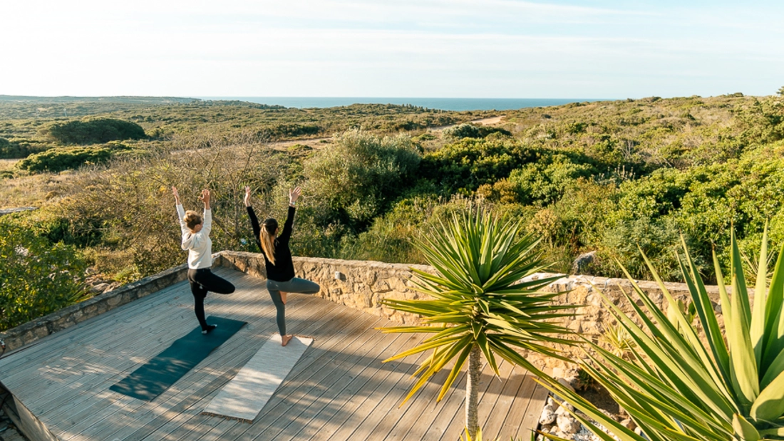 Yogadeck mit Meerblick der Surflodge Portugal