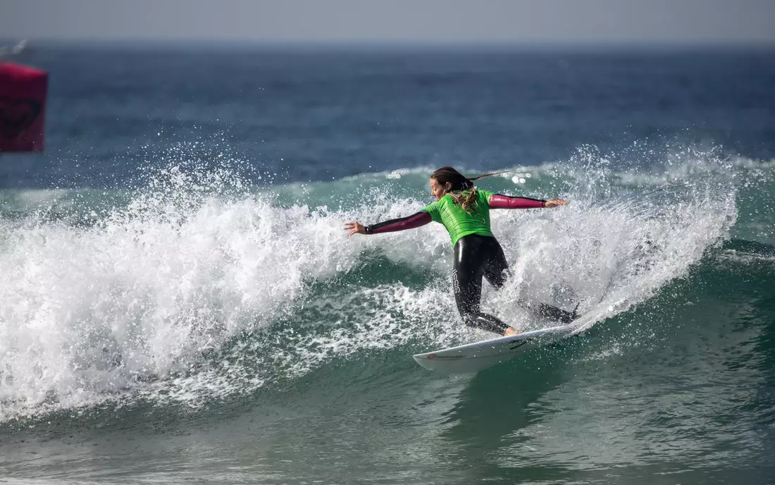 Camilla Kemp beim Surfen