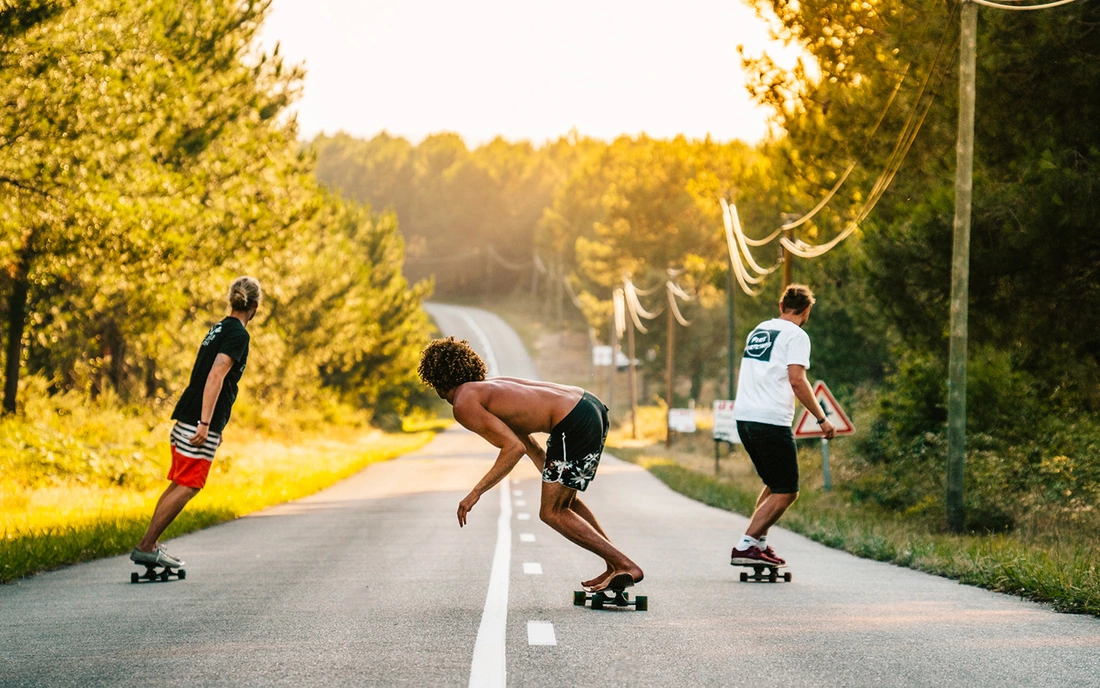 Kostenlos Longboards leihen und durch die Wälder cruisen