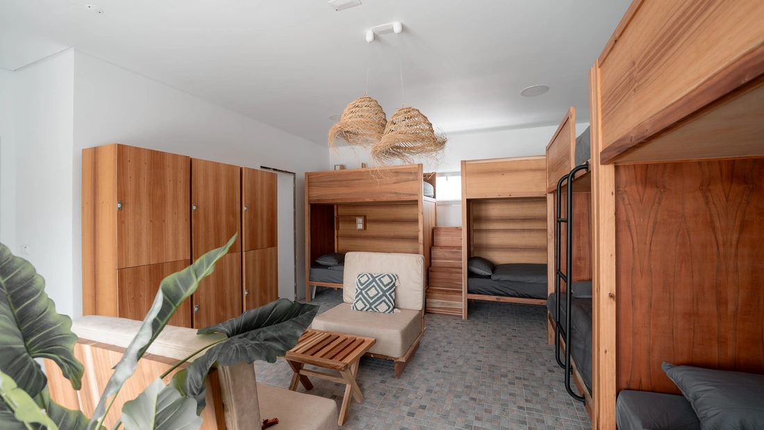 There are six rooms in total. Each room has its own bathroom and offers a lot of comfort, privacy and ample storage space. You will find towels, beach towels and shampoo/shower gel in your room, so that you have more space in your luggage for your surfing and swimming gear.