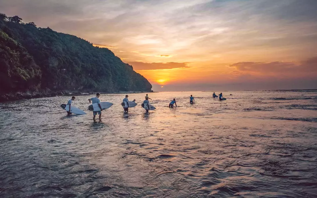 Be guided into the water together