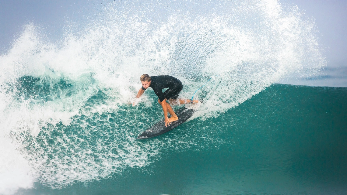 Surfer beim Surfen in Frankreich