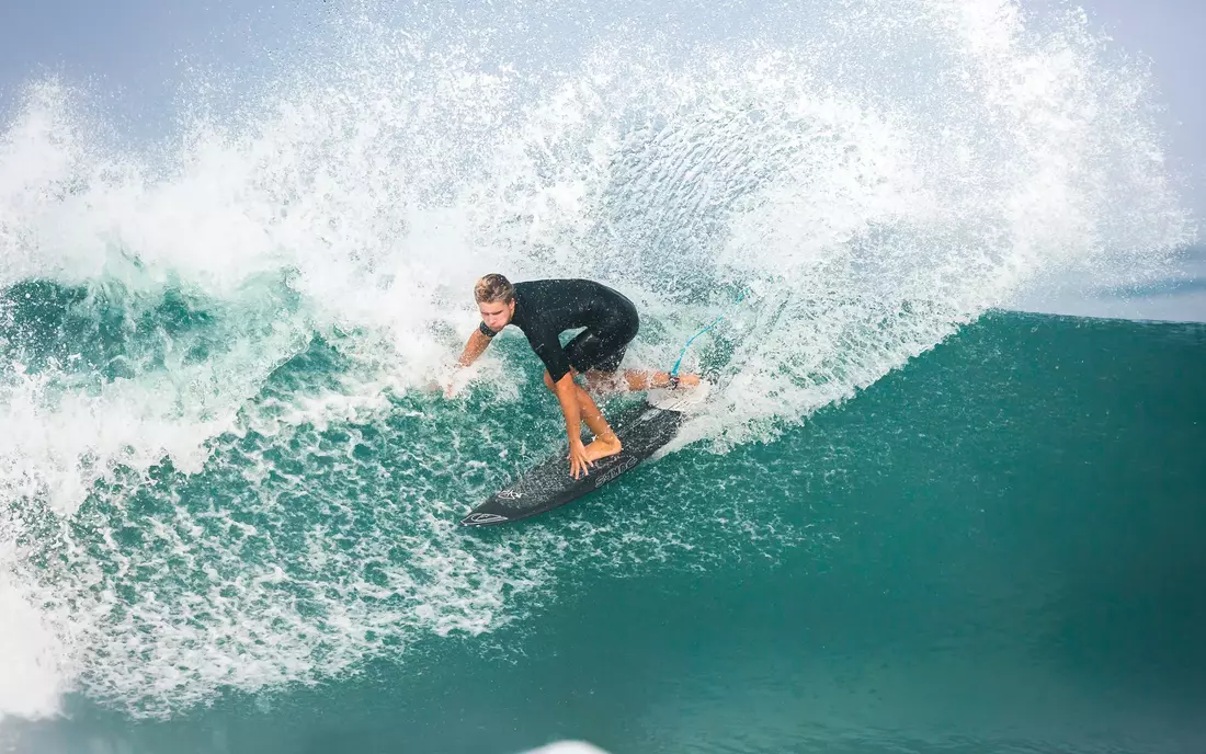 Lenni Jensen beim Surfen in Frankreich