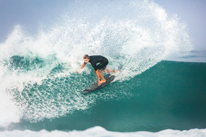 Surfer beim Surfen in Frankreich