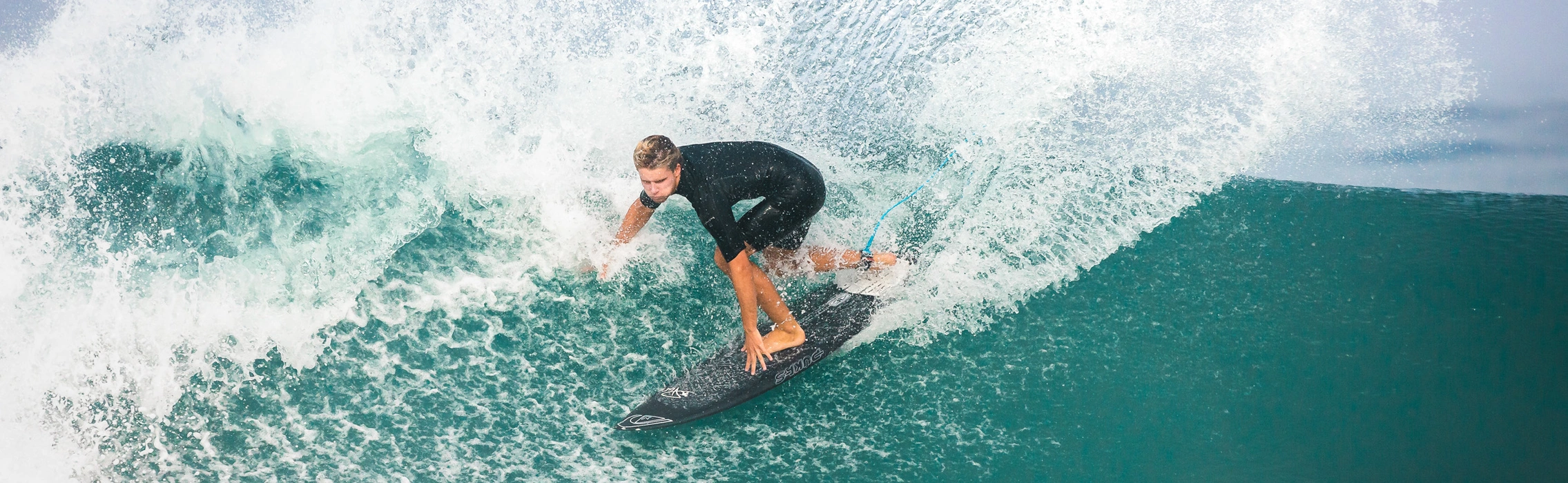 Surfer beim Surfen in Frankreich