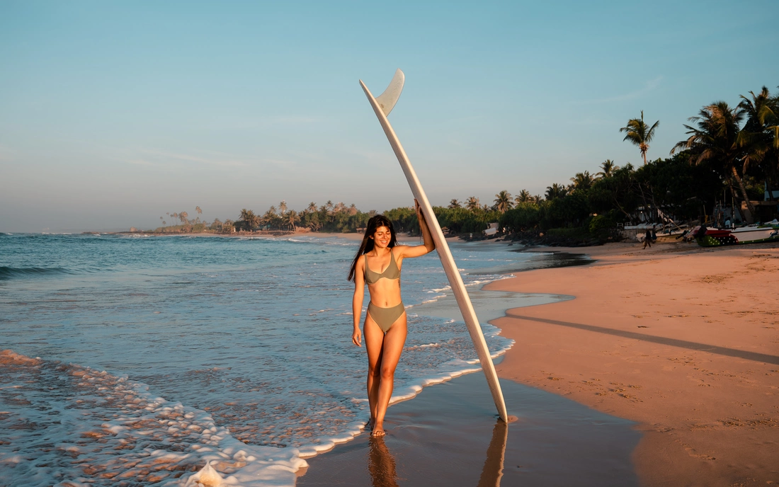 Beachfront Surfcamp Sri Lanka Guiding Sunset surf vorm Haus 