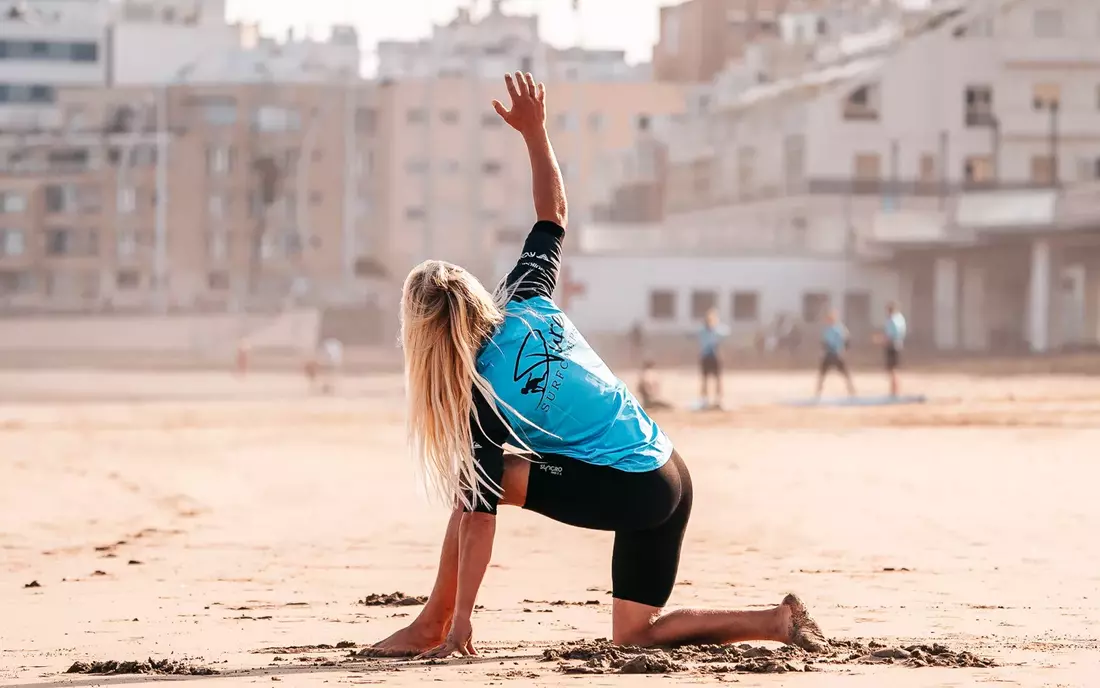 Surflehrer am Strand beim Warm Up