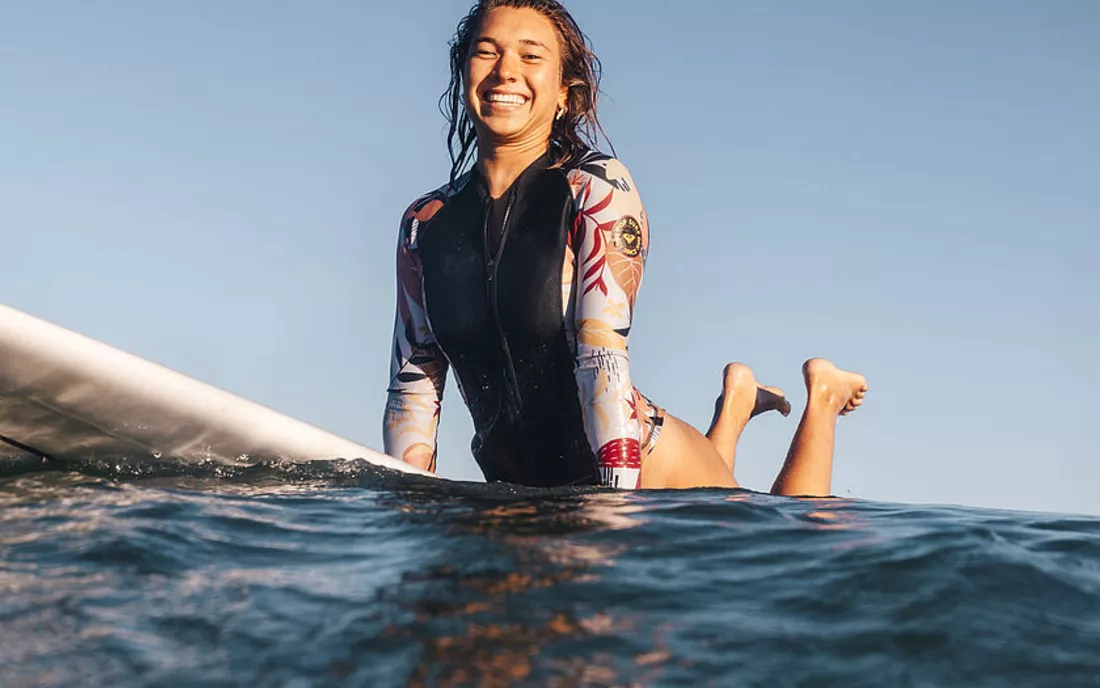 Surferin auf Surfbrett im Wasser