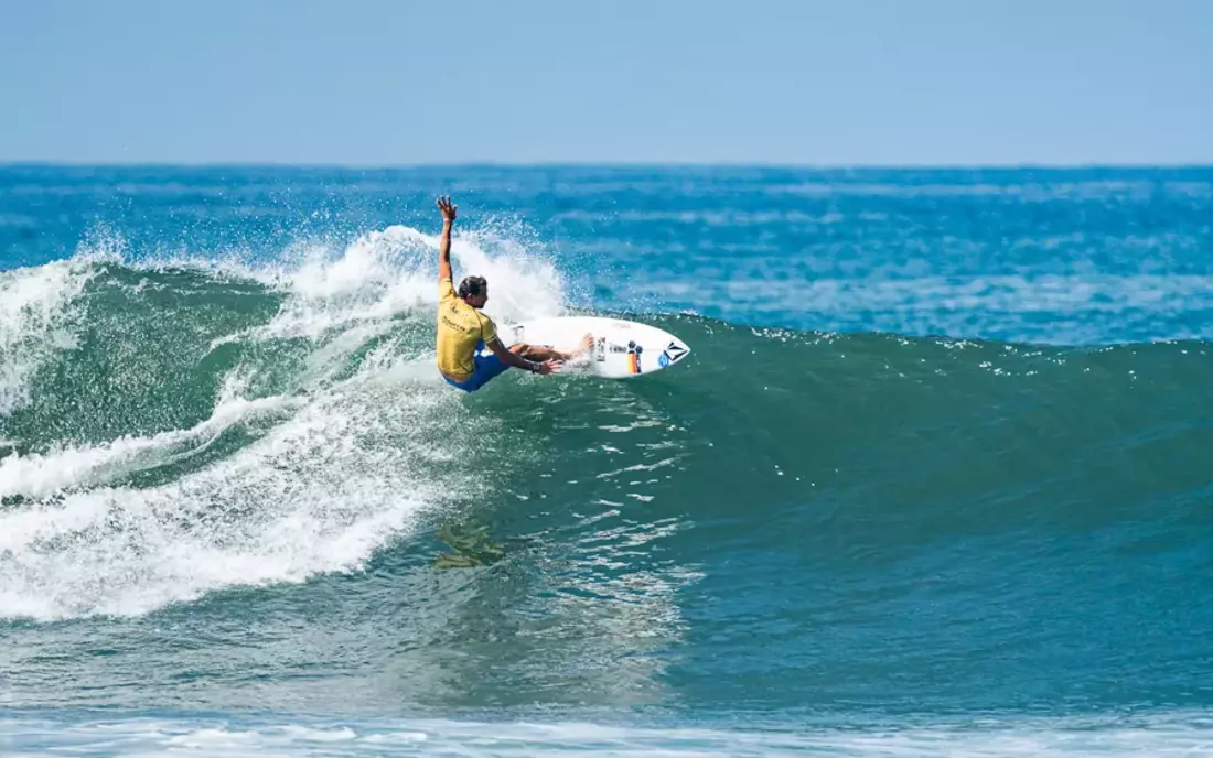 Leon Glatzer beim Surfen