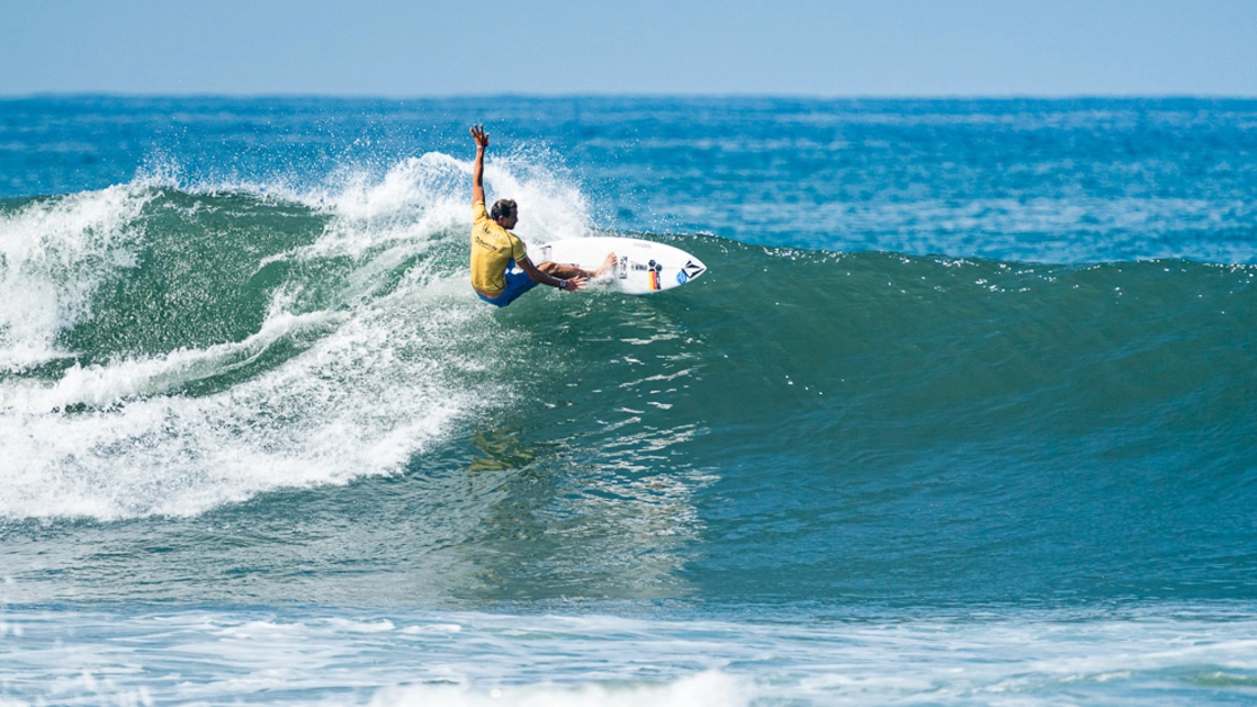 Leon Glatzer qualifiziert sich beim Surfen für Olympia 2021 in Tokio