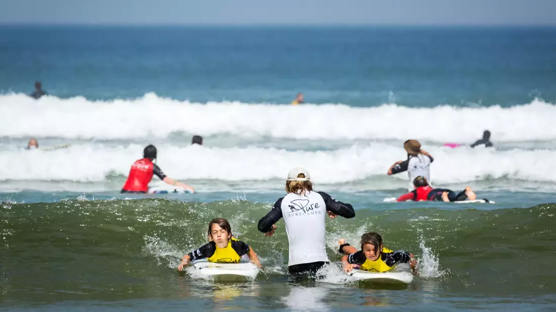 puresurfcamps-familien-surfcamp-moliets-frankreich-surflehrer-kids-wellen