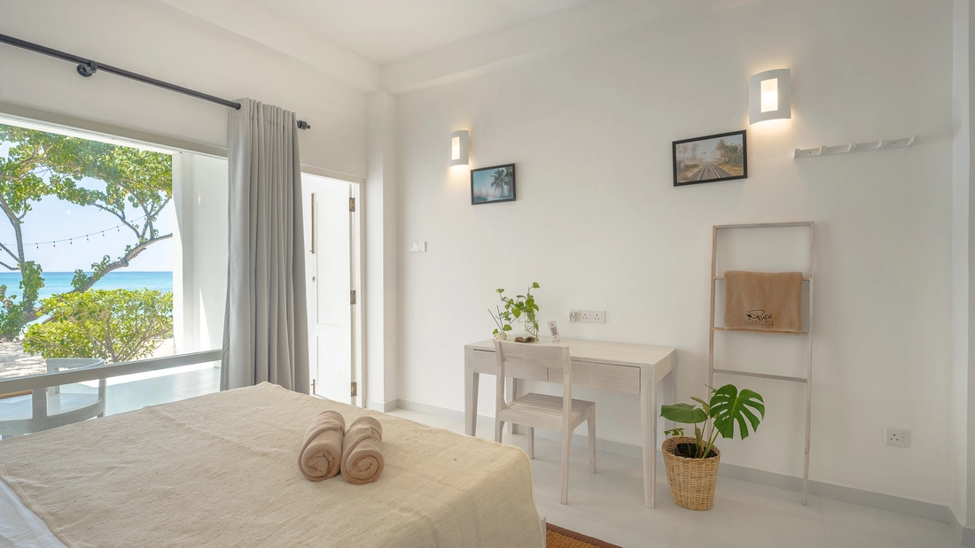 Doppelzimmer Queensize Bett Surfcamp Deluxe