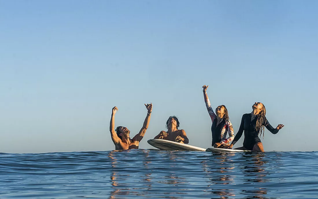 Surfschule hat Spass im Wasser