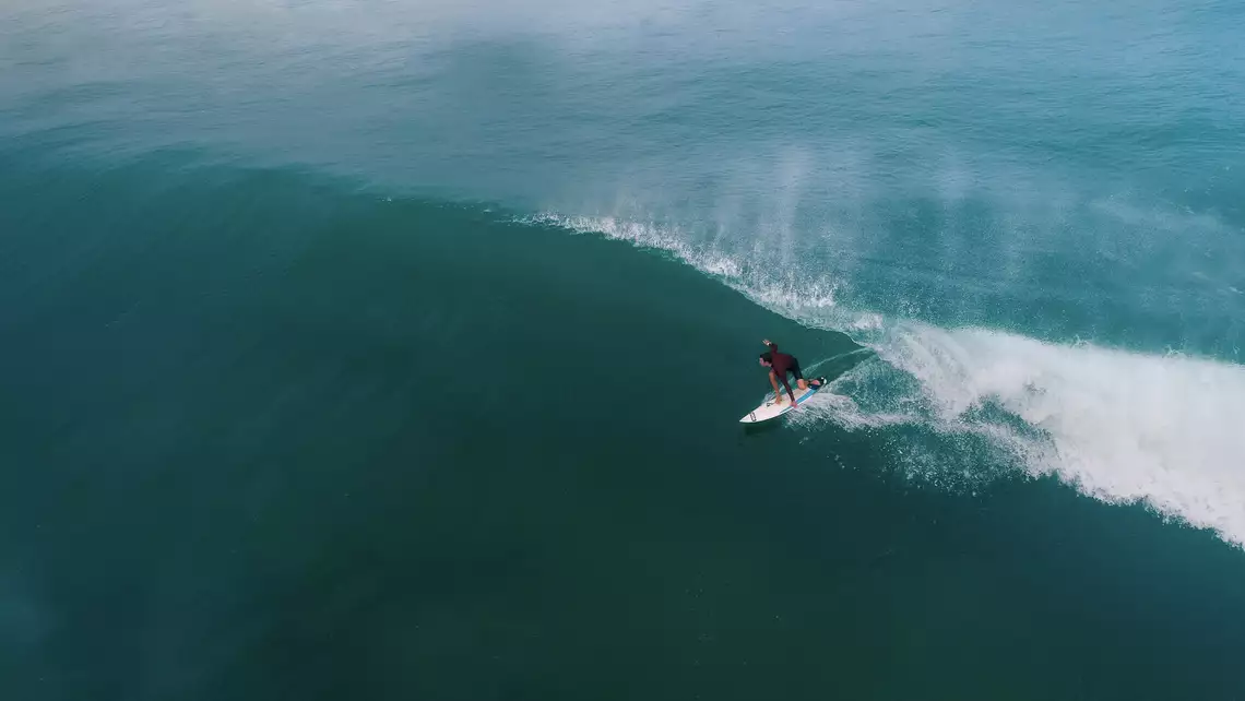 Alex Tesch Surfe Barrel Atlantik