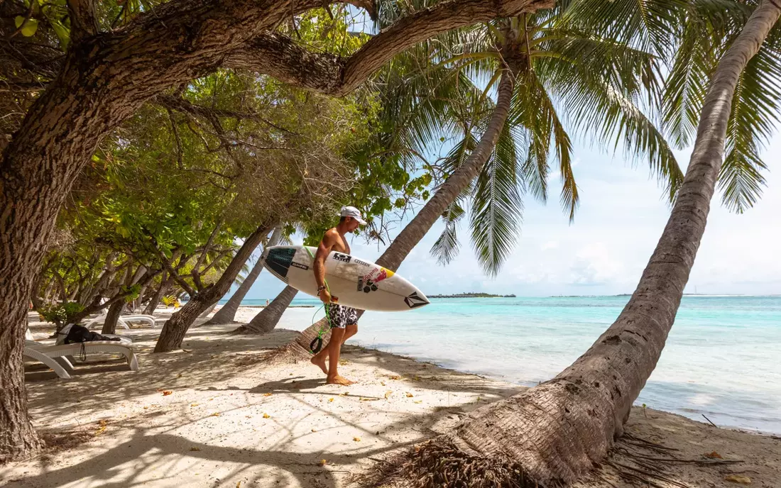 Leon Glatzer auf dem Weg zum Surfspot auf den Malediven