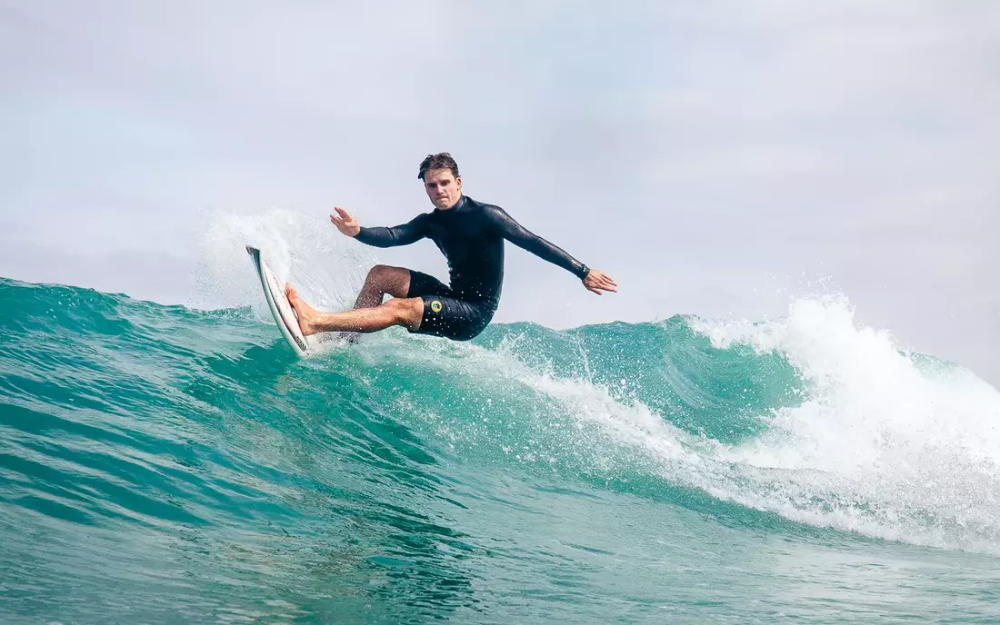 Lenni Jensen beim Surfen in Frankreich