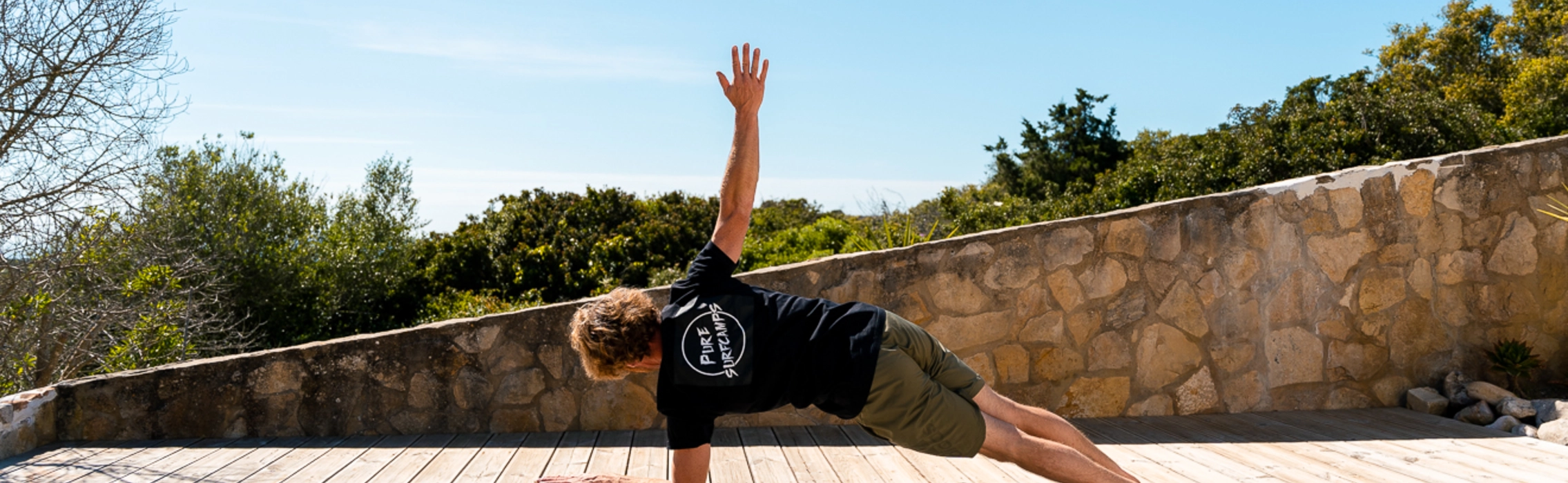 Mann trainiert auf Balance Board