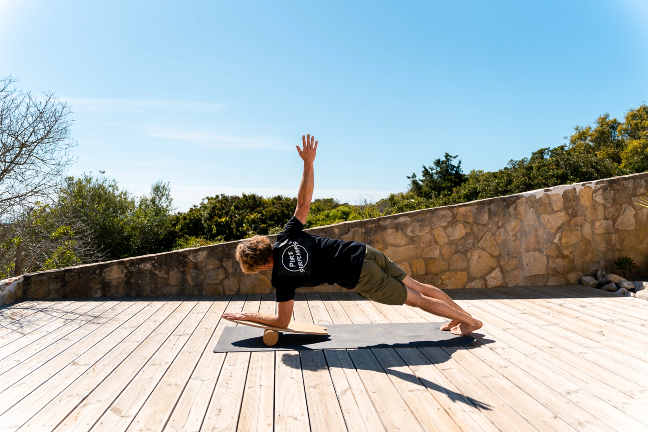 Mann trainiert auf Balance Board