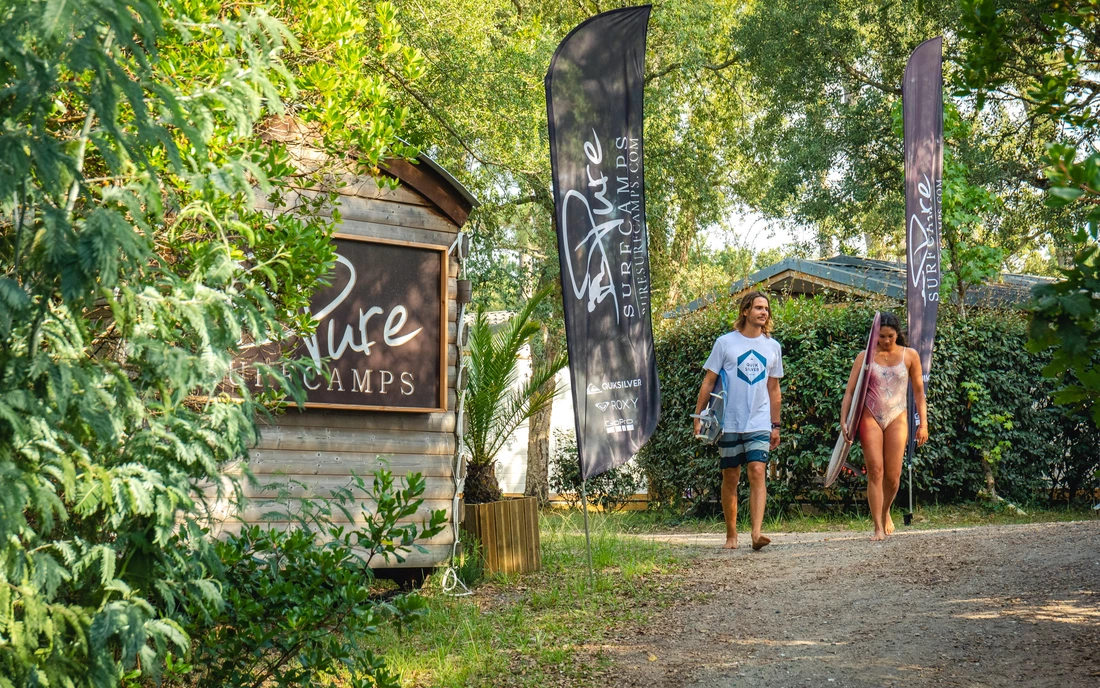 Das Surfcamp liegt mitten im Grünen 