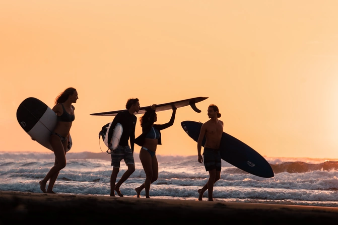 Surfer bei Sonnenuntergang am Strand von Las Palmas