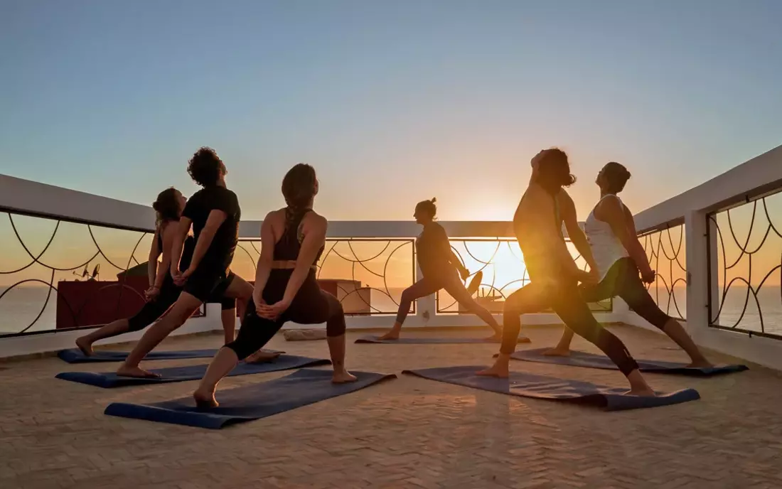 Yoga auf dem Rooftop des Partner Camps nebenan - fantastische Aussichten!