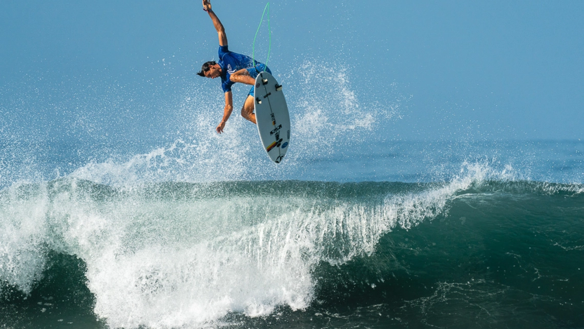 Leon Glatzer qualifiziert sich beim Surfen für Olympia 2021 in Tokio