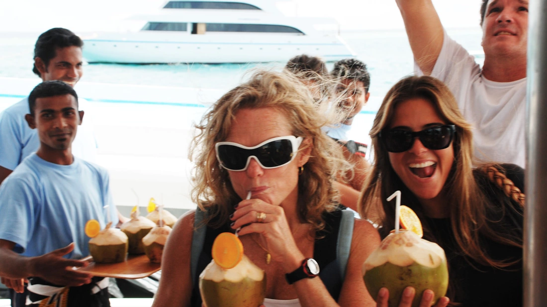 Für Entertainment auf dem Surfboat ist gesorgt