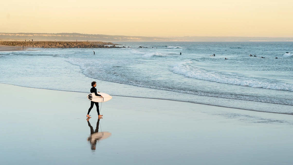 Surfer am Surfspot in Caparica