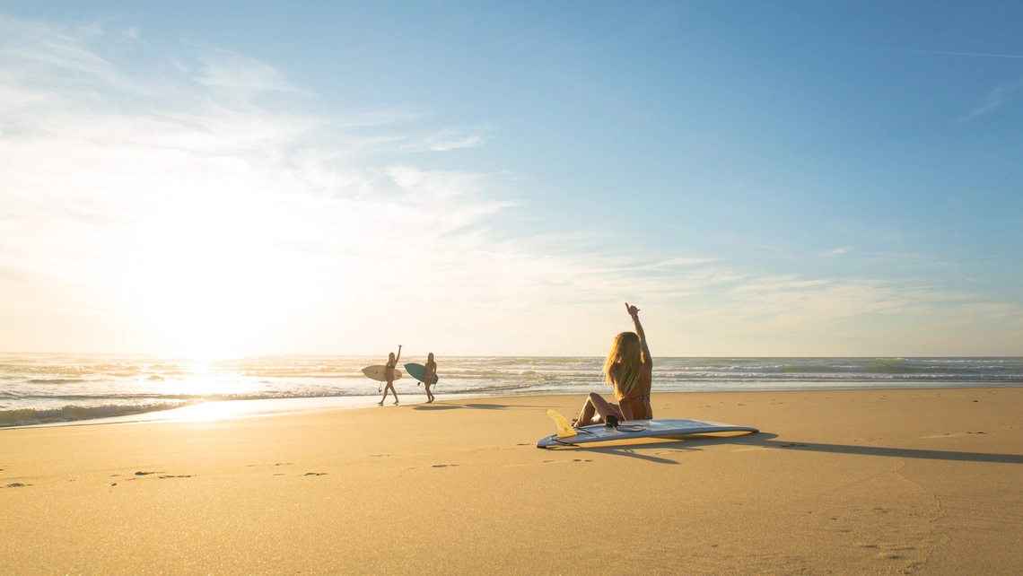 Surfer Girls im sonnenuntergang