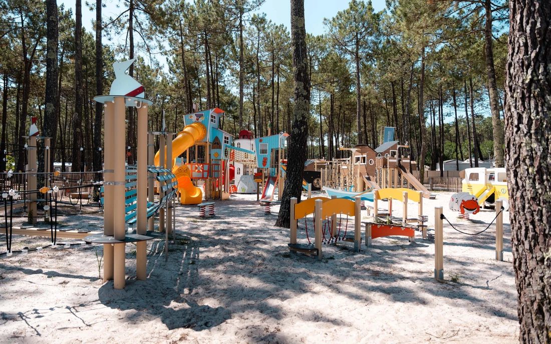 Der große Spielplatz auf dem Camping.