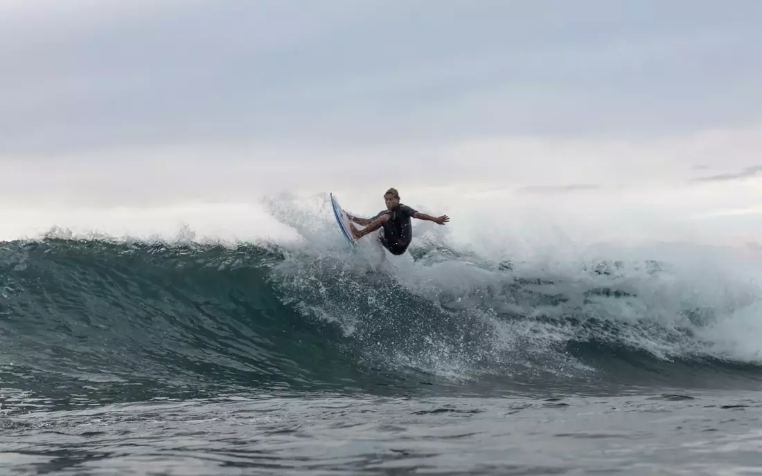 Marco Teichner beim Surfen in Frankreich