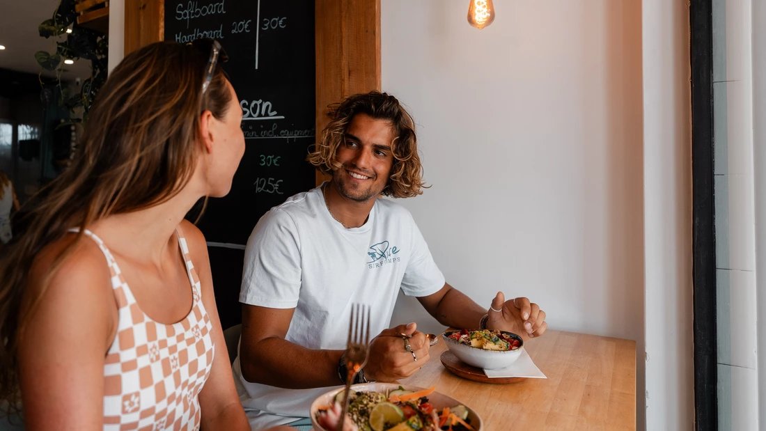 Beim Abendessen über den Surftag philosophieren