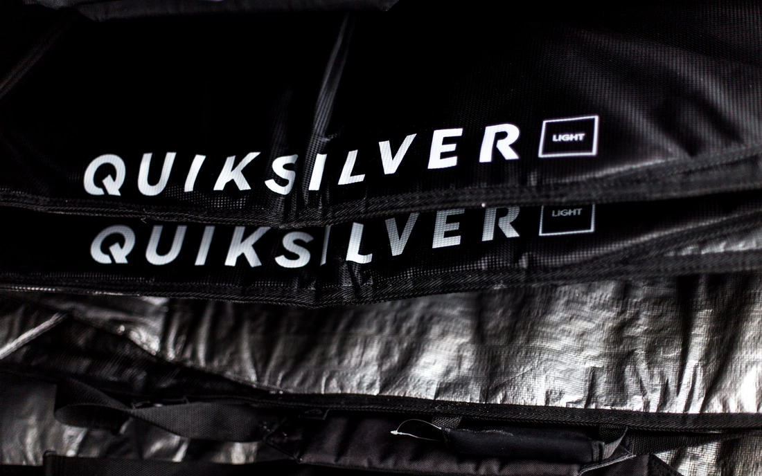 Eine schwarze Quiksilver Boardbag