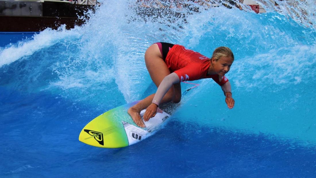 [Translate to English:] Rosina Neurer surfs citywave