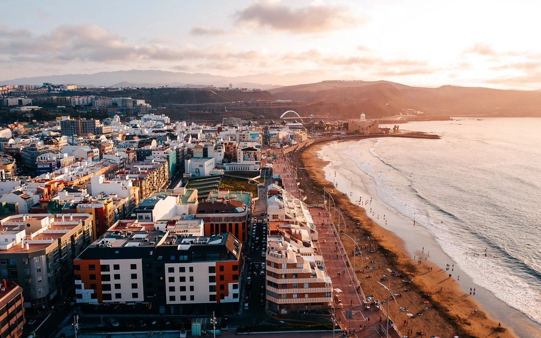 3 km long city beach Las Canteras