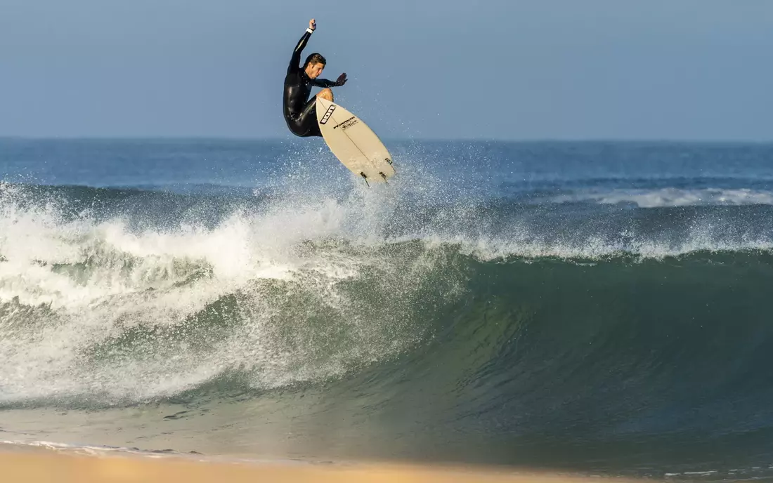 Alex Tesch beim Surfen