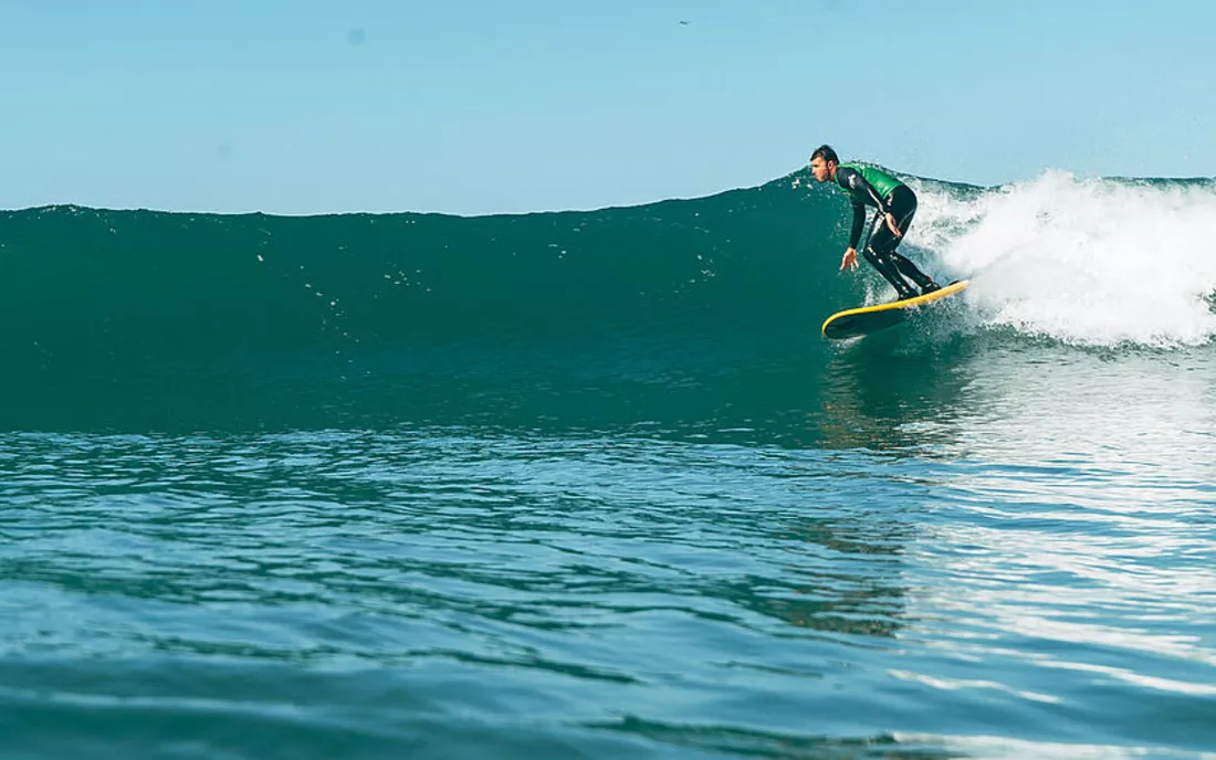 Surfer beim Surfen im Surfkurs