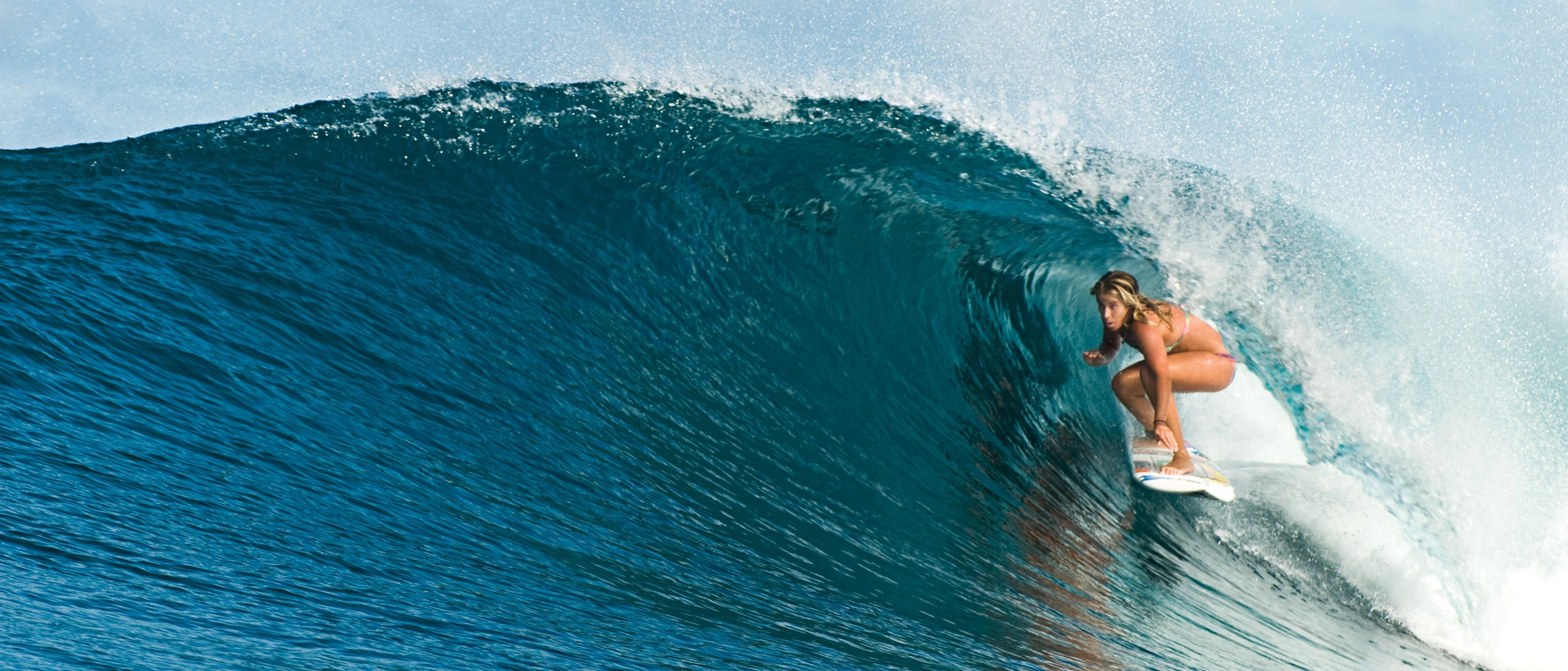 Surfer beim Surfen einer Barrel in Indonesien
